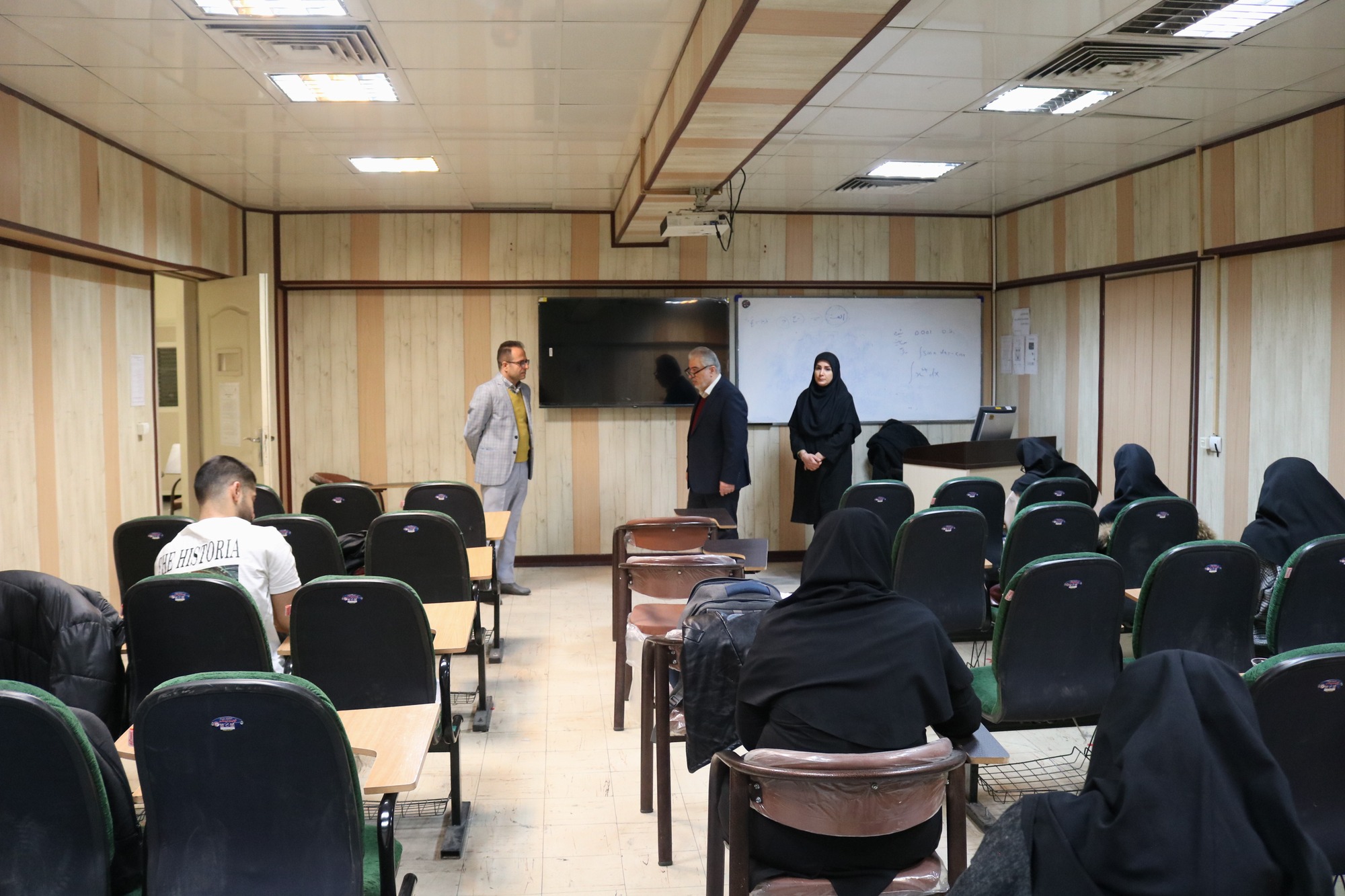 بازدید هیئت رئیسه دانشکده از برگزاری امتحانات پایان ترم نیمسال اول سال تحصیلی 1404-1405