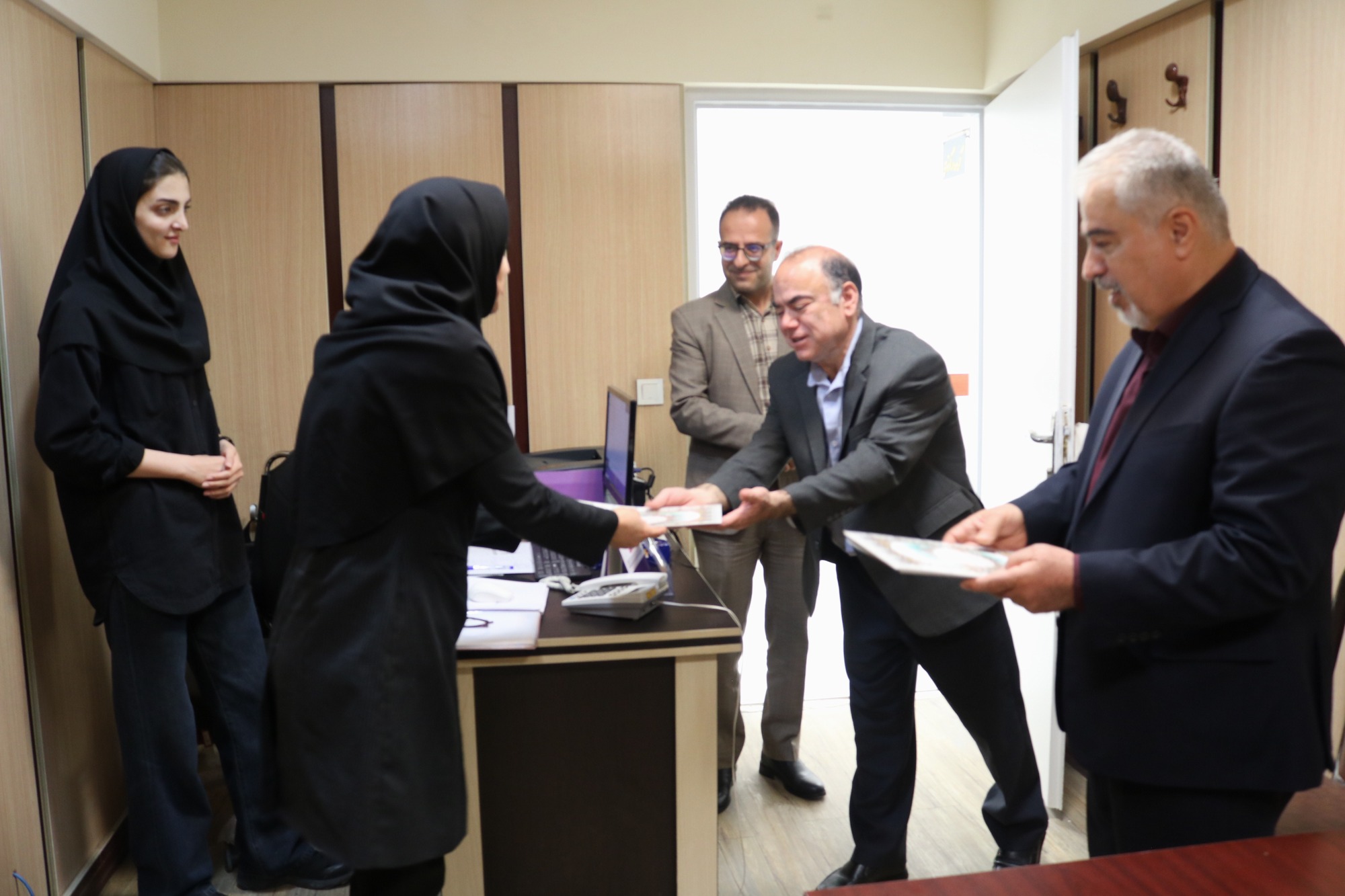 تجلیل هیئت‌رئیسه دانشکده بهداشت از اساتید به مناسبت روز معلم