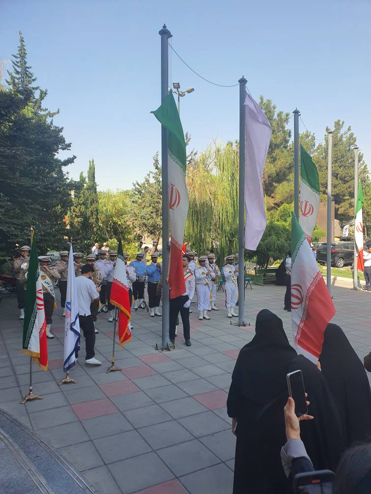 پرچم جمهوری اسلامی ایران بر فراز دانشگاه علوم پزشکی ایران به اهتزاز درآمد؛ آیین گرامیداشت شهدا و استقبال از دانشجویان